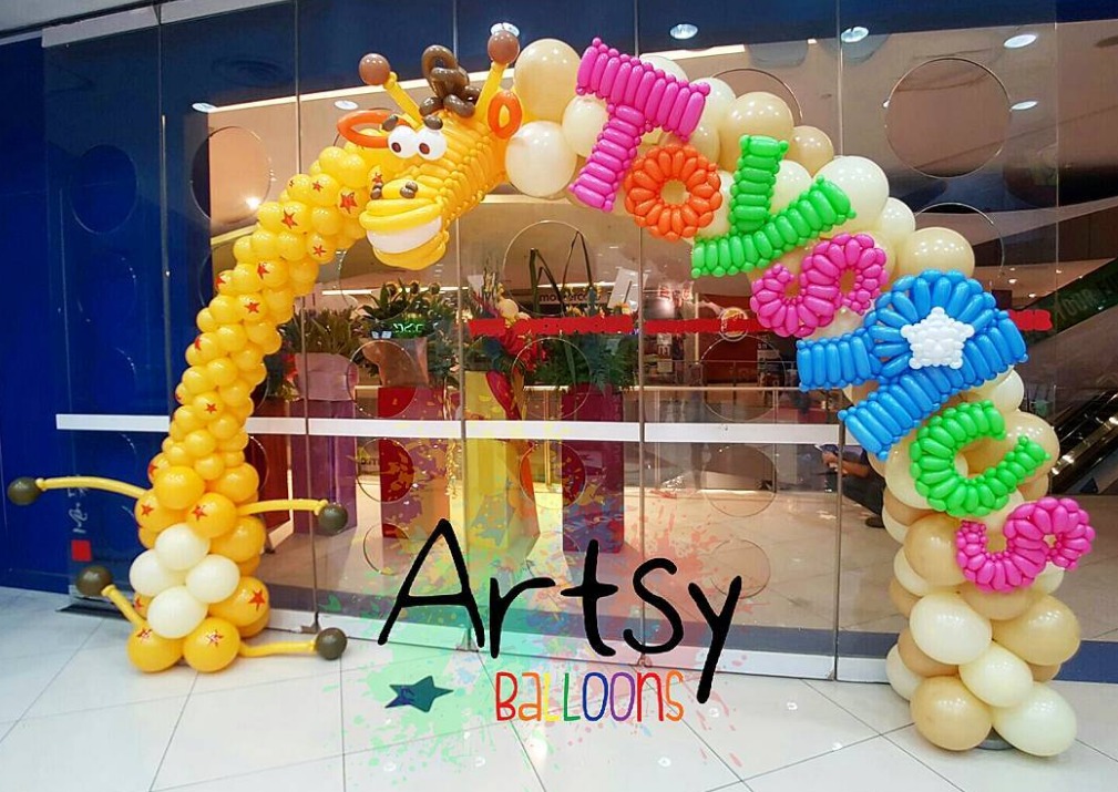 , Geoffery Giraffe balloon arch for Toys’R’us grand opening @ Vivocity Singapore!, Singapore Balloon Decoration Services - Balloon Workshop and Balloon Sculpting