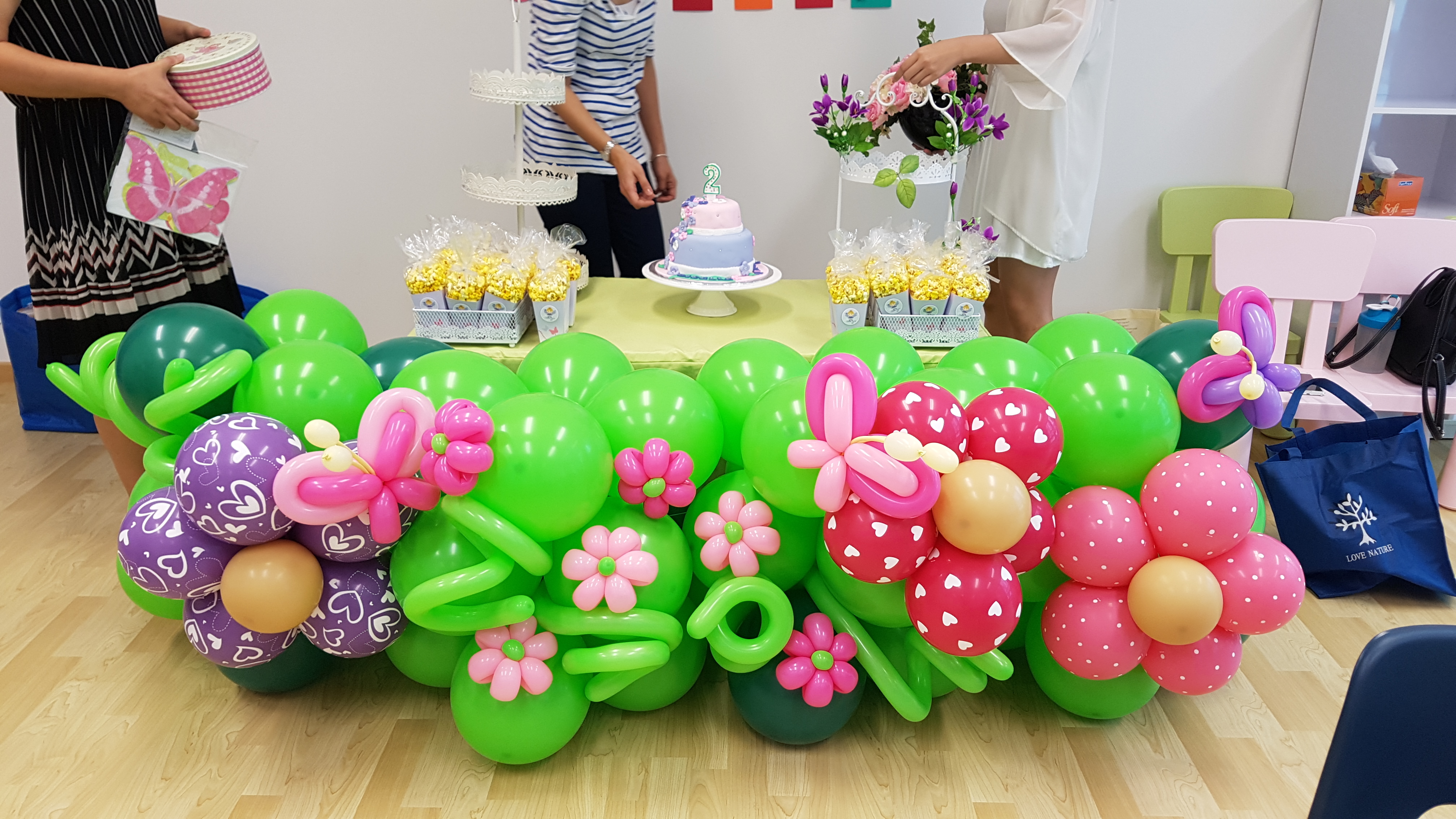 , Balloon sculpting &amp; low balloon backdrop @ Mindchamps Singapore, Singapore Balloon Decoration Services - Balloon Workshop and Balloon Sculpting