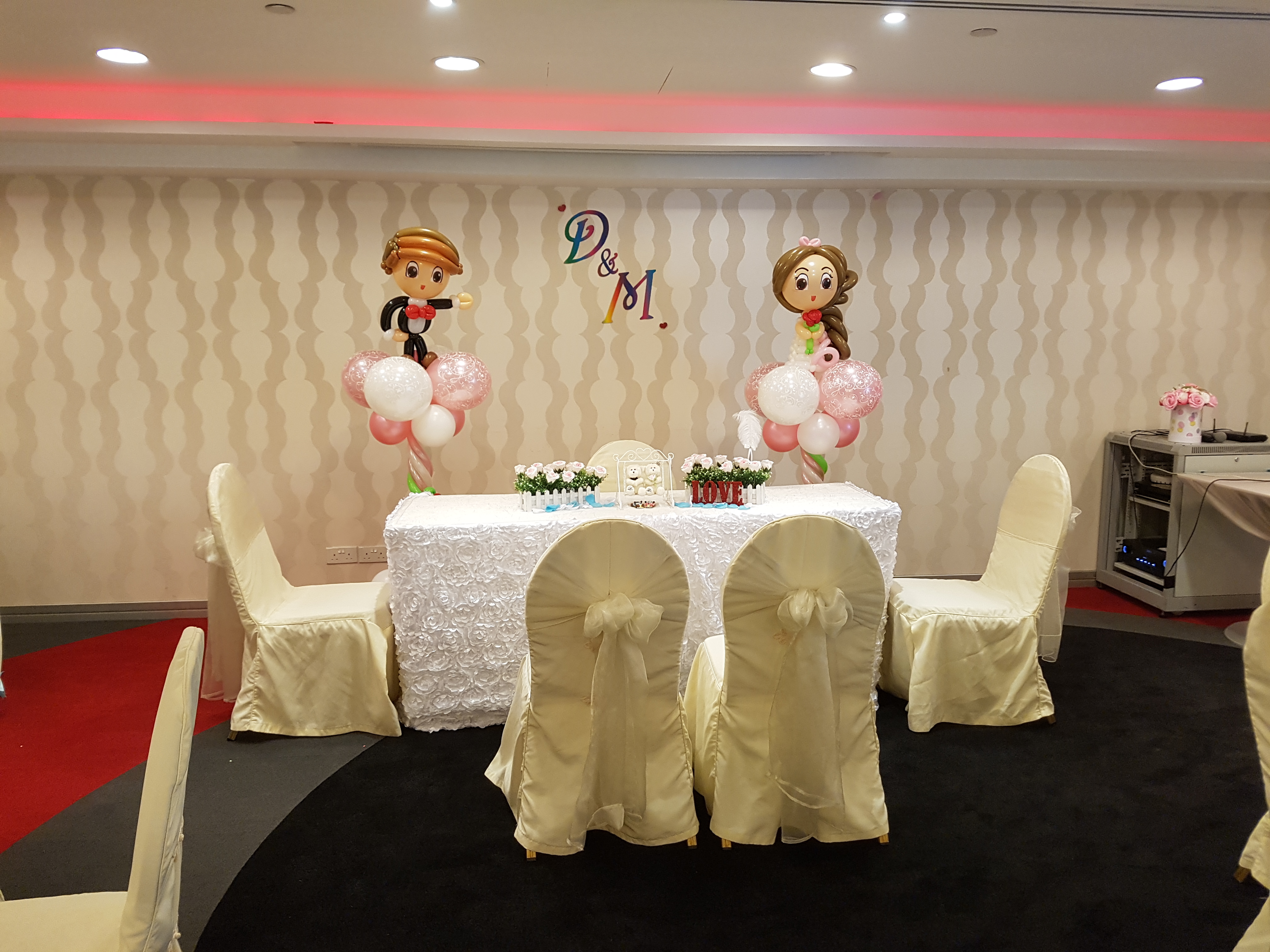 , Wedding balloon decorations – a pair of advance columns with couple balloon doll, Singapore Balloon Decoration Services - Balloon Workshop and Balloon Sculpting