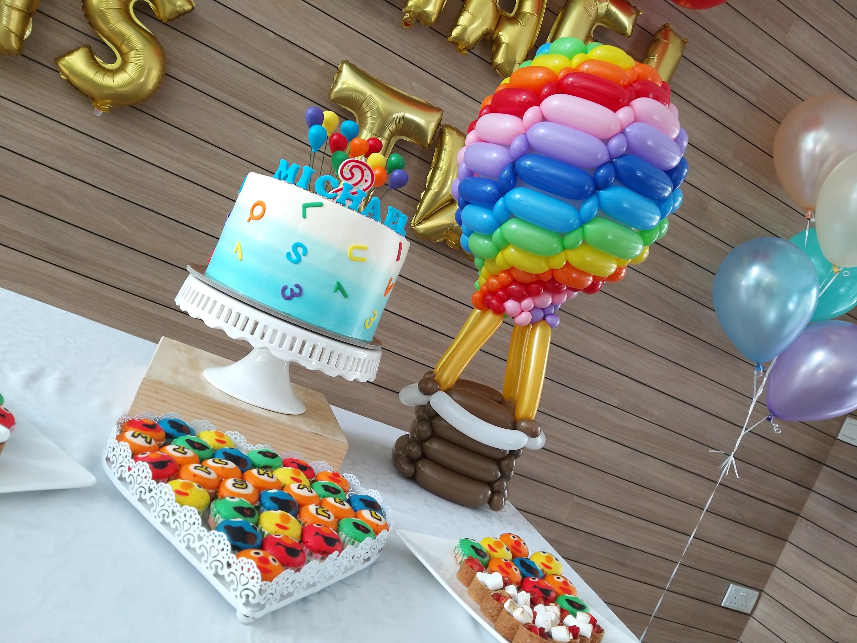 , Birthday party balloon decorations and balloon sculpting, Singapore Balloon Decoration Services - Balloon Workshop and Balloon Sculpting